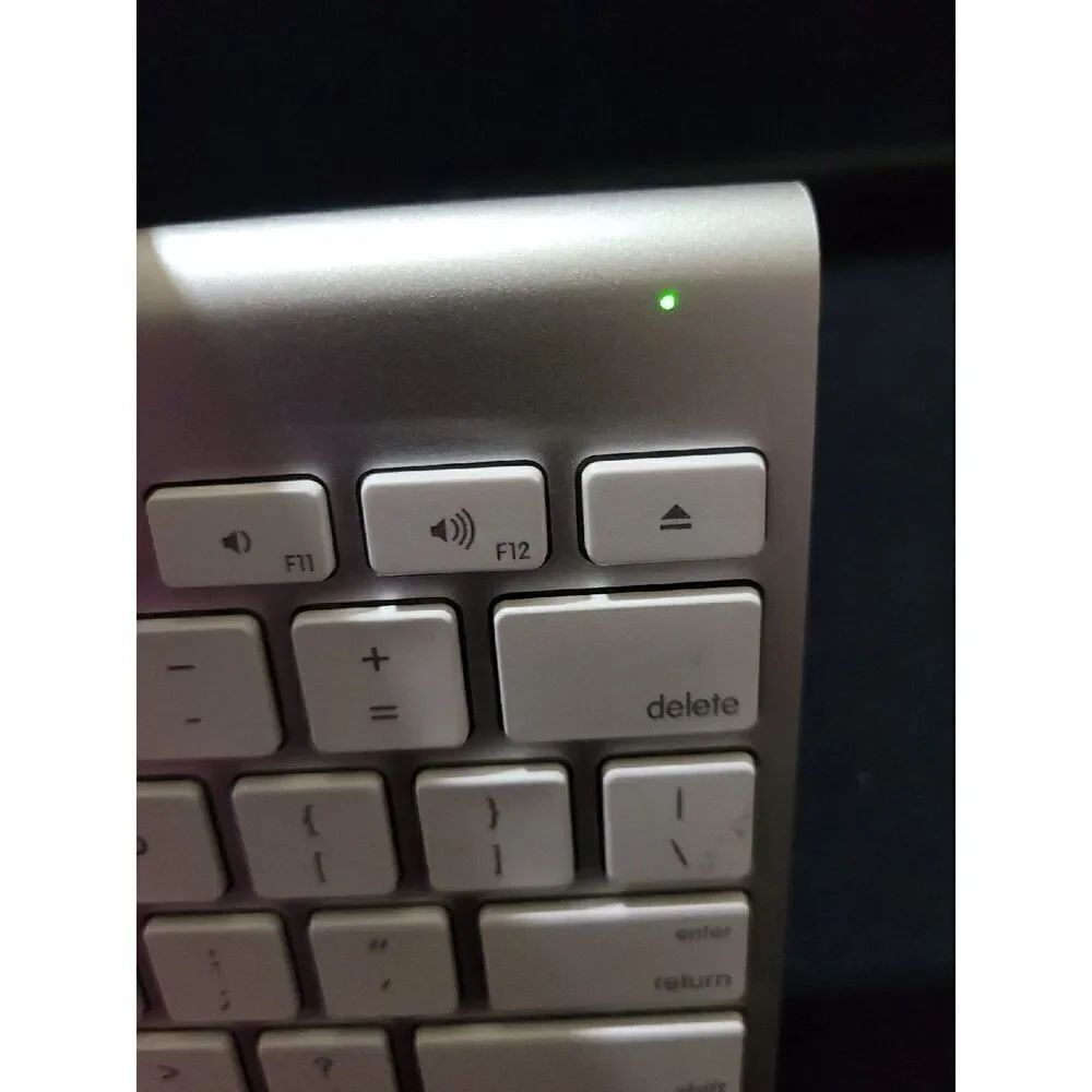 Apple Wireless Keyboard w/ Bluetooth - Picture 4 of 4